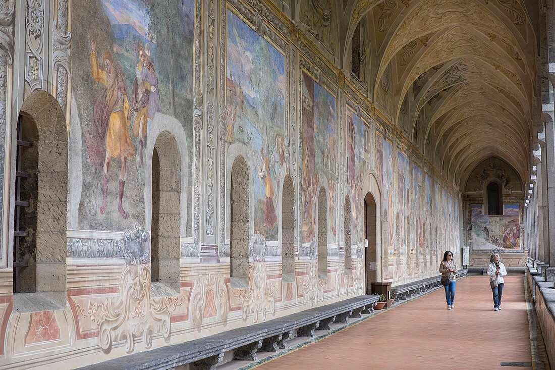 Italien, Region Kampanien, Neapel, Historisches Zentrum, UNESCO-Weltkulturerbe, Bezirk Spaccanapoli, Basilika Santa Chiara aus dem 14. Jahrhundert, Kreuzgang (delle Clarisse), dessen Wände mit Gemälden aus dem 17. Jahrhundert bedeckt sind