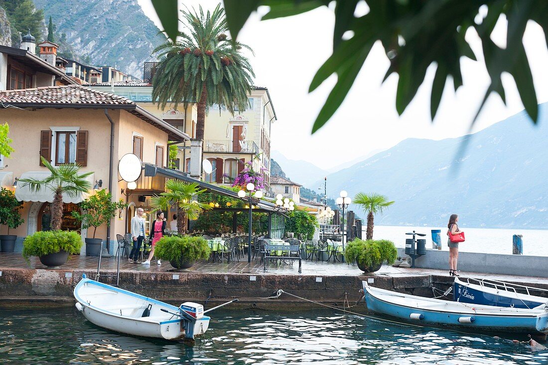 Italien, Lombardei, Gardasee, Limone Sul Garda, später Nachmittag im Hafen