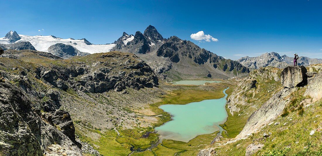 Italien, Aostatal, La Thuile, Wanderer am unteren Ruitor-See, im Hintergrund Grand Assaly (3173m)