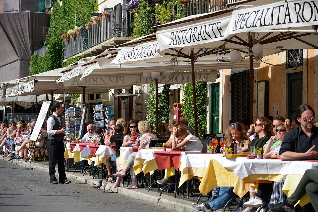 Italien, Latium, Rom, Historisches Zentrum, UNESCO-Weltkulturerbe, Stadtteil Navona Pantheon, Navone Place, Gäste sitzen am Tisch auf einer Caféterrasse im Schatten von Sonnenschirmen