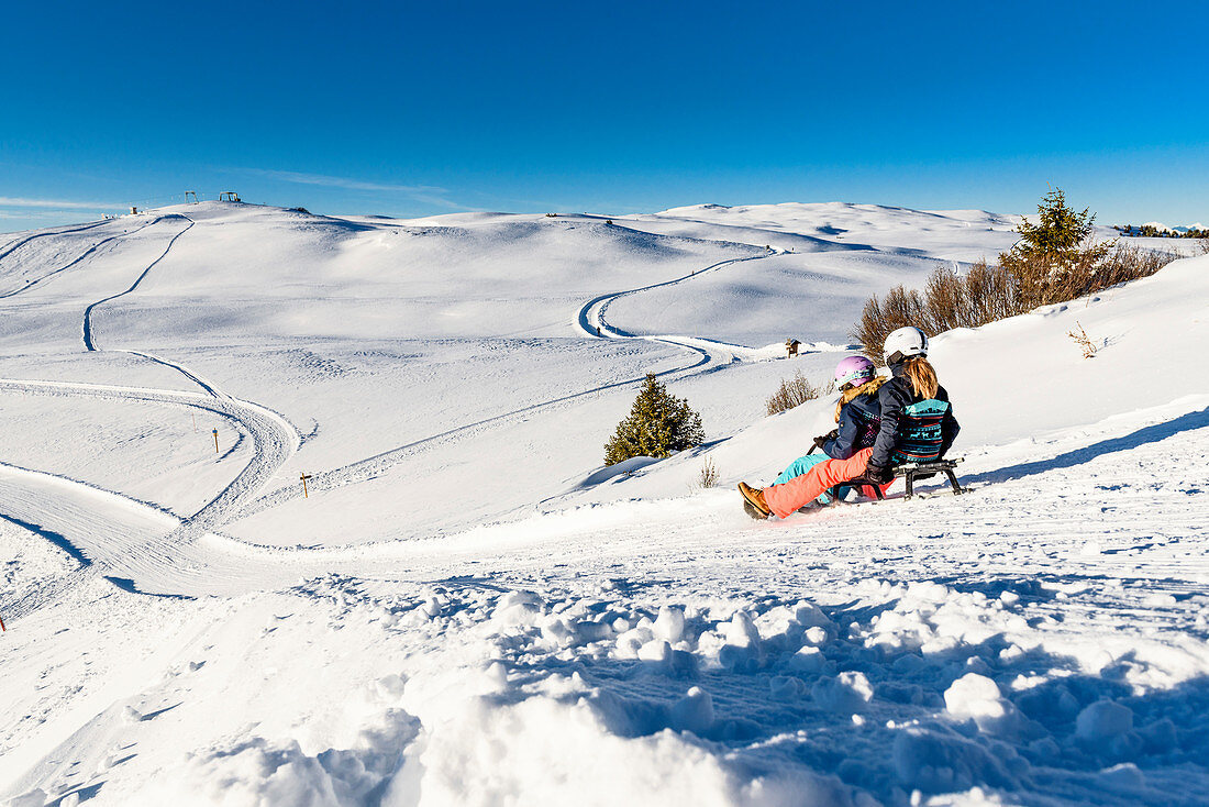 Schlittenfahren im Skigebiet Seiser Alm, Südtirol, Italien