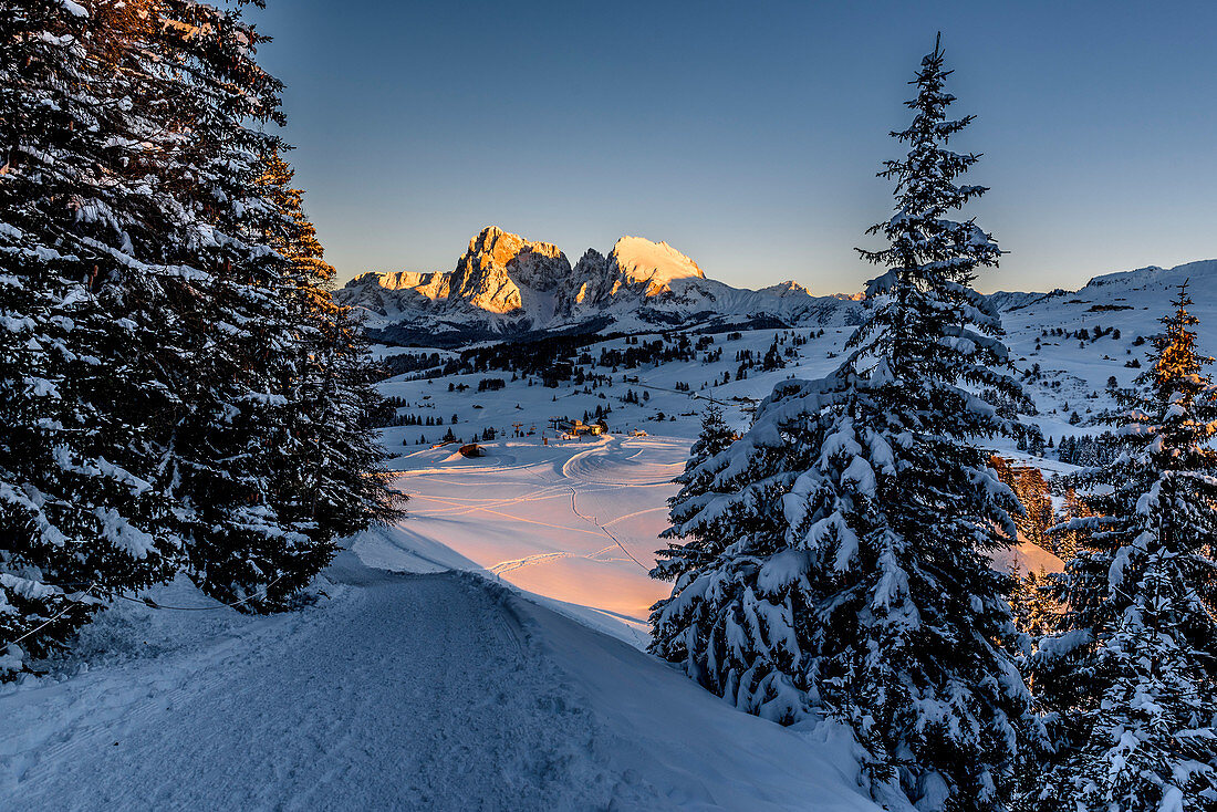 Sonnenuntergang im Skigebiet Seiser Alm, Südtirol, Italien