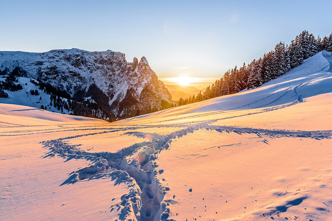 Sonnenuntergang im Skigebiet Seiser Alm, Südtirol, Italien