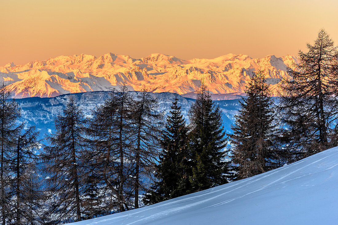 Sonnenaufgang im Skigebiet Seiser Alm, Südtirol, Italien