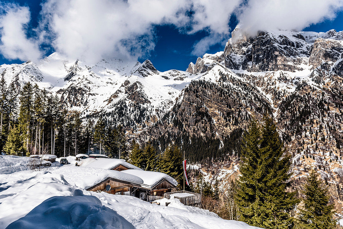 Hütte beim Skitour gehen im Pflerschtal, Südtirol, Italien