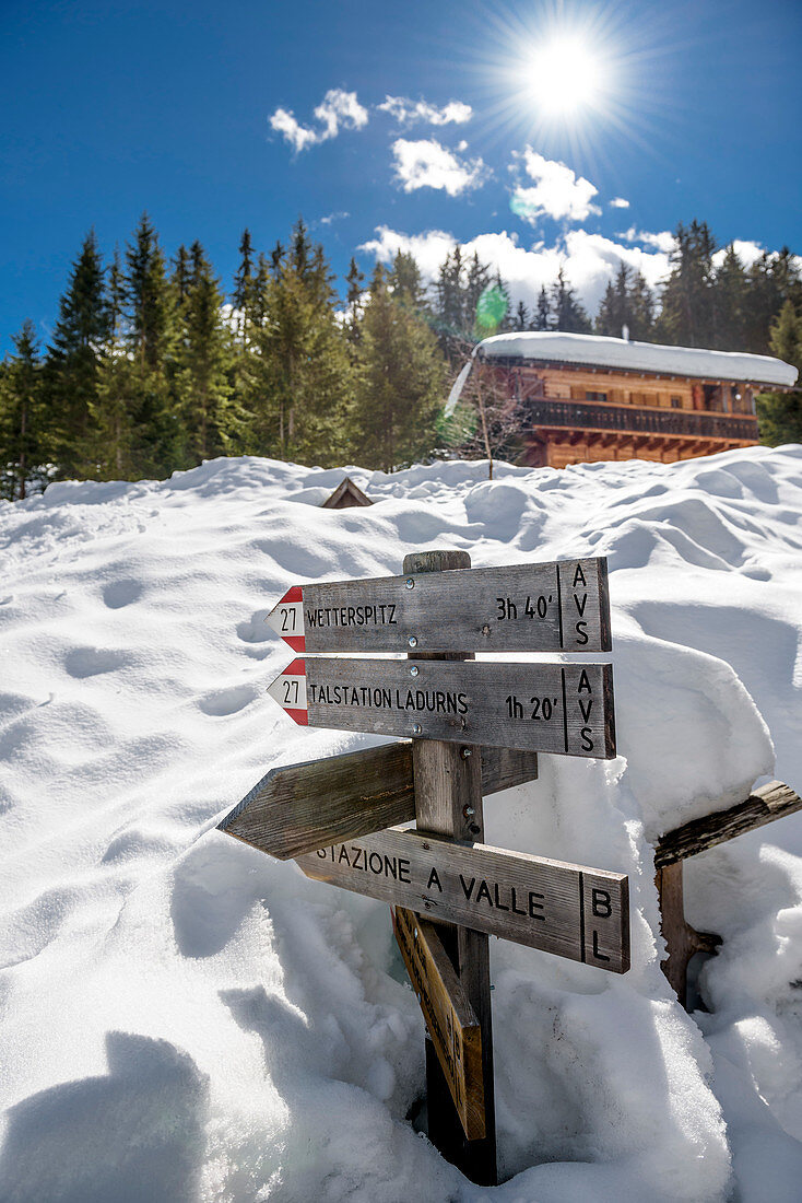 Wegweiser beim Skitour gehen im Pflerschtal, Südtirol, Italien