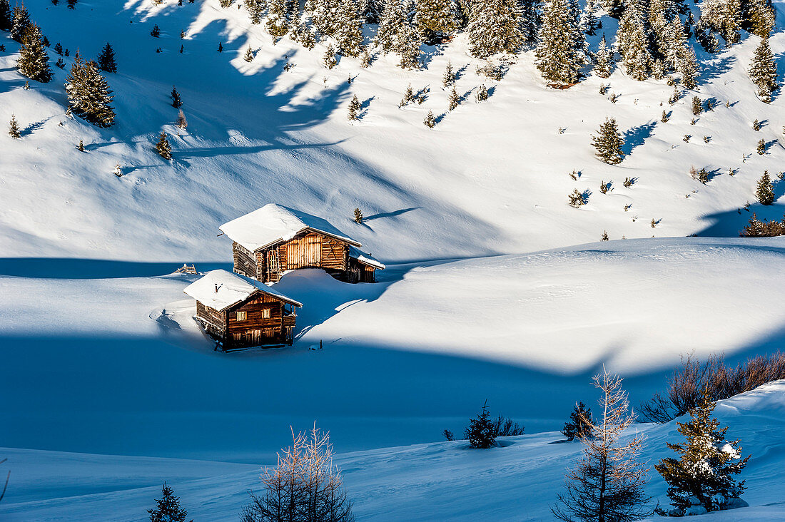 Hütten im Skigebiet Seiser Alm, Südtirol, Italien