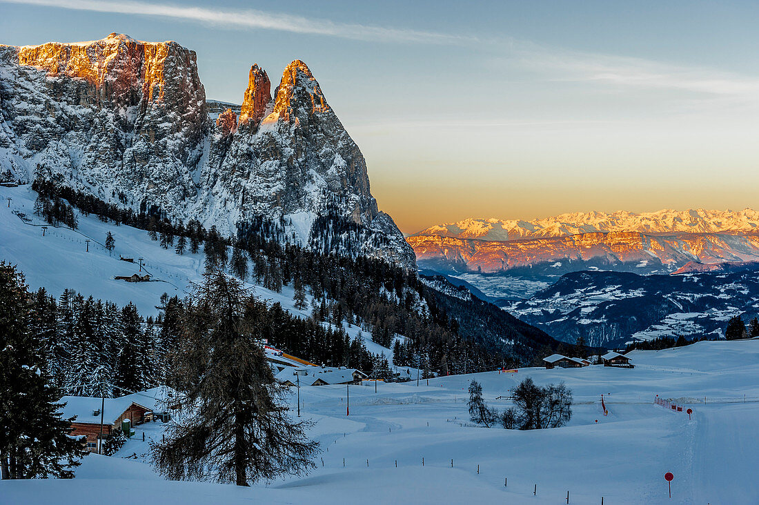 Sonnenaufgang im Skigebiet Seiser Alm, Südtirol, Italien