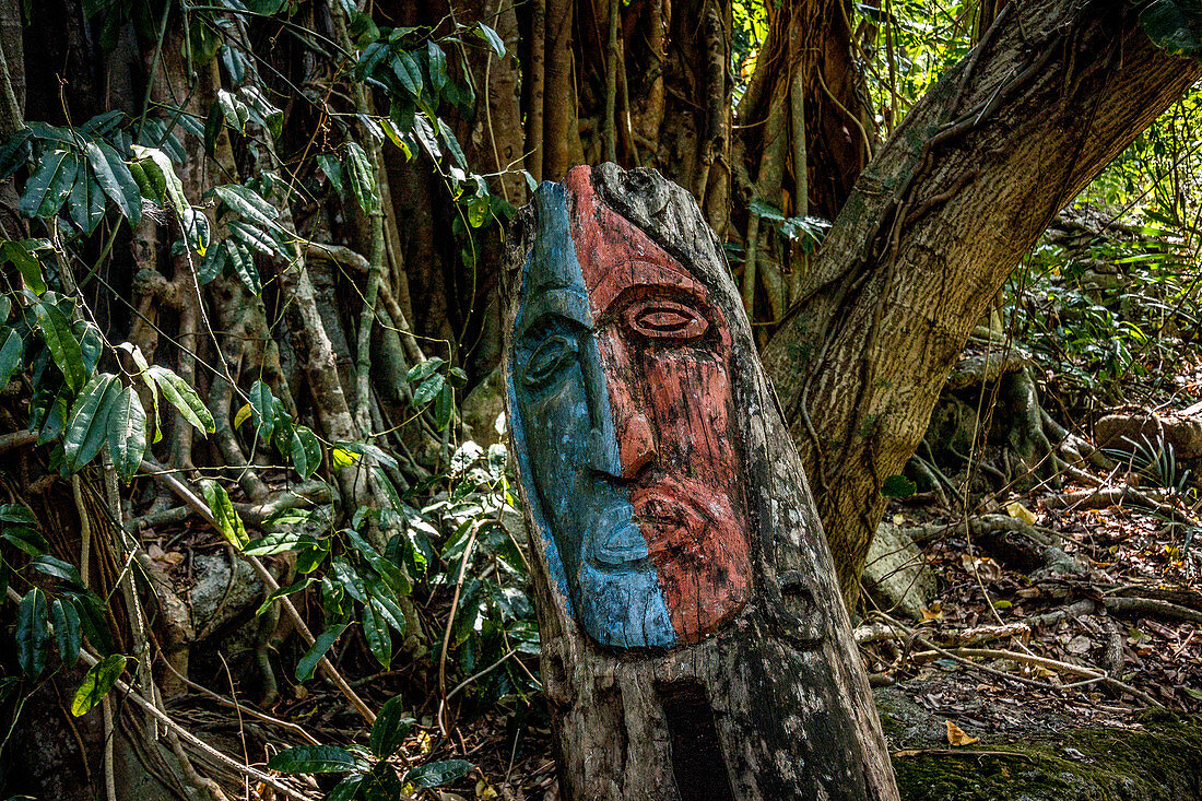 Holzfiguren auf einem Ritual Platz, Wala Island, Malekula, Vanuatu, Südsee, Ozeanien