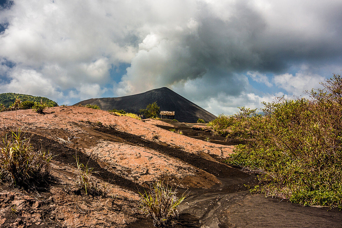 Aschefeld vor dem Vulkan Yasur auf Tanna, Vanuatu, Südsee, Ozeanien