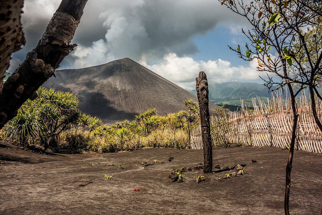 Aschefeld vor dem Vulkan Yasur auf Tanna, Vanuatu, Südsee, Ozeanien