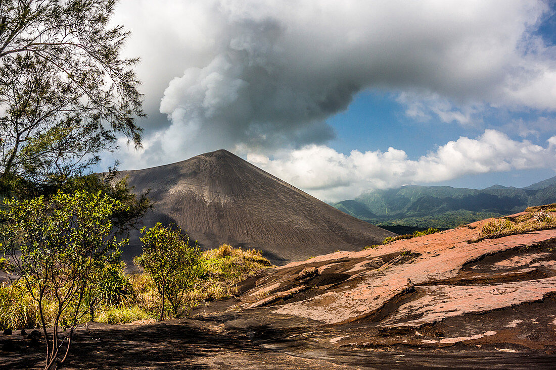 Aschefeld vor dem Vulkan Yasur auf Tanna, Vanuatu, Südsee, Ozeanien