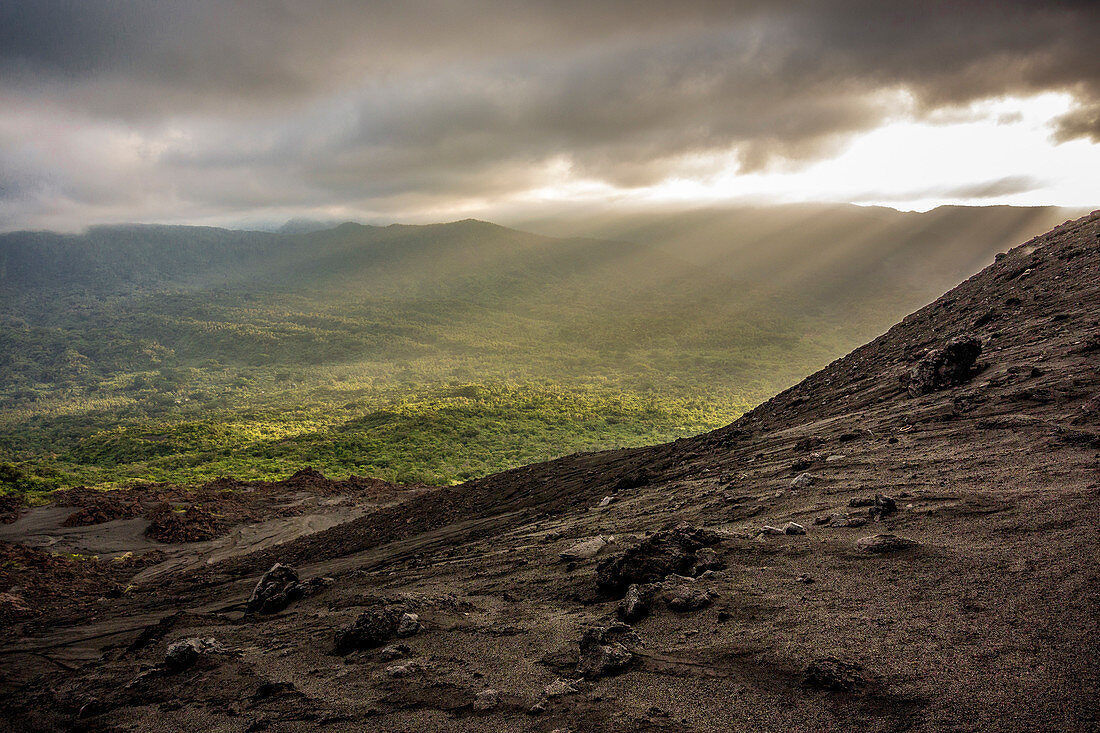 Auf dem Krater des Vulkan Yasur auf Tanna, Vanuatu, Südsee, Ozeanien