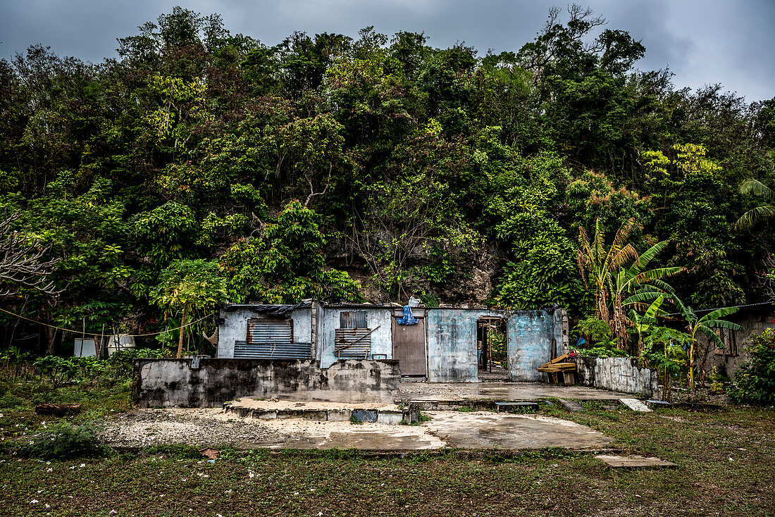 Von Wirbelsturm beschädigtes Haus, Efate, Vanuatu, Südsee, Ozeanien