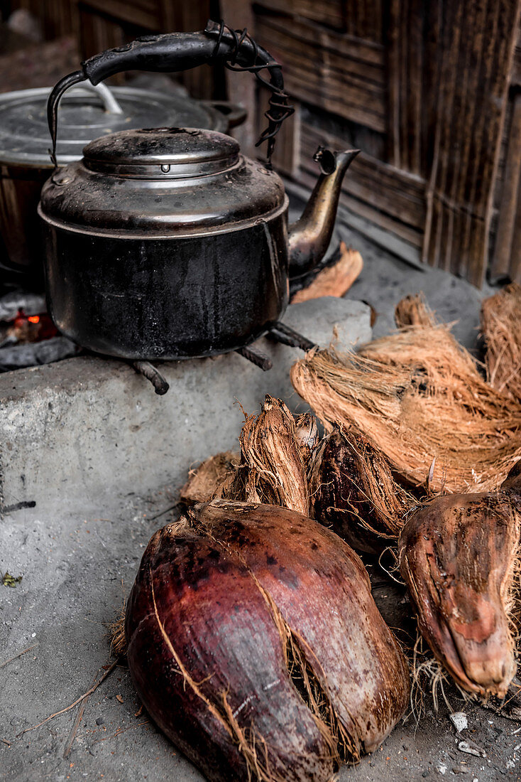 Schalen einer Kokosnuss als Brennmaterial, Malekula, Vanuatu, Südsee, Ozeanien