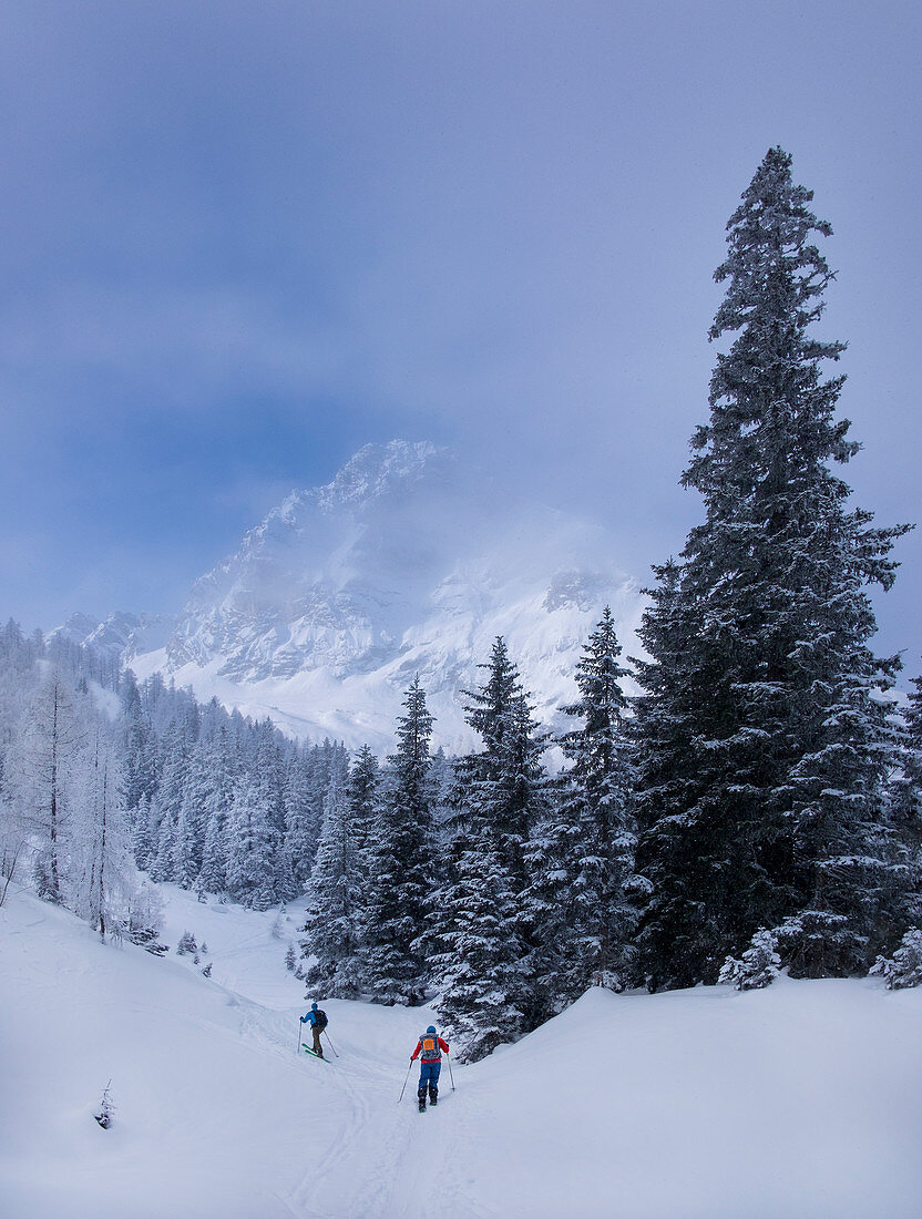 Two men on a ski tour on the Tajakopf in Ehrwald