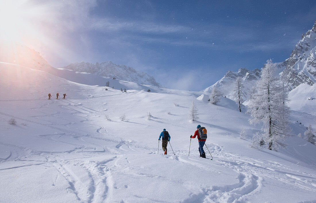 Zwei Männer auf Skitour am Tajakopf in Ehrwald, Tirol, Österreich