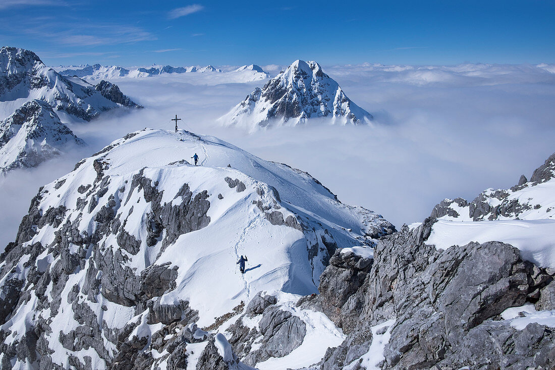 Skitour zum Gipfel am Tajakopf in Ehrwald im Winter, Tirol, Österreich