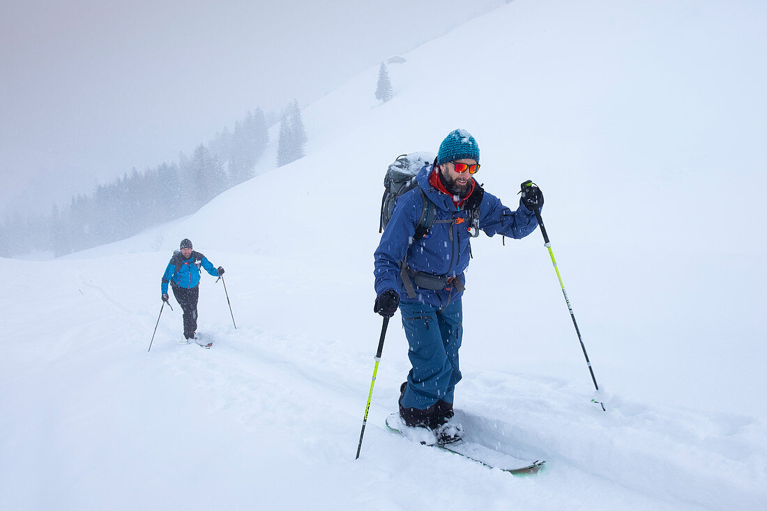 Two men on a ski tour in the Alpbach valley to the Gemskopf