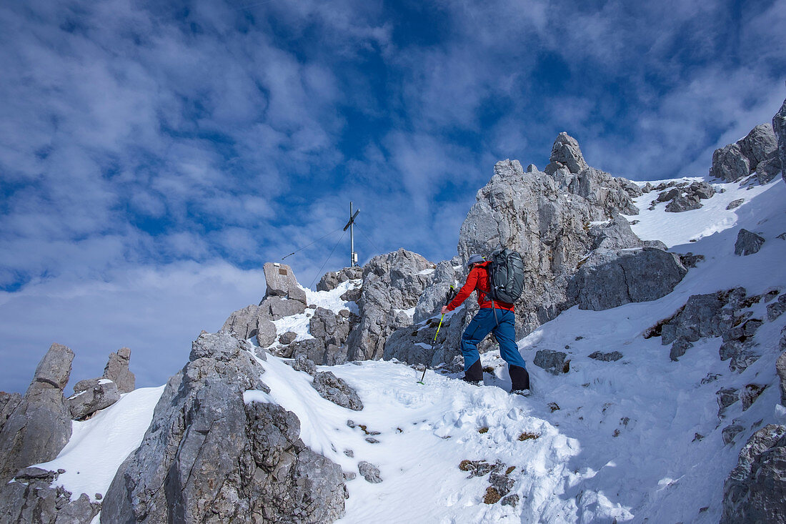 Mann beim Skibergsteigen am Ellmauer Tor im Wilden Kaiser, Gebirge, Tirol, Österreich