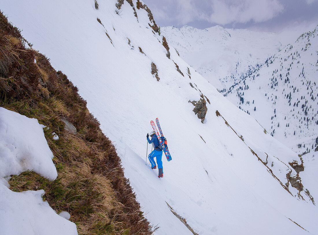 Skitourengeher im steilen Aufstieg in den Zillertaler Alpen, Hochfügen, Winter in Tirol, Österreich