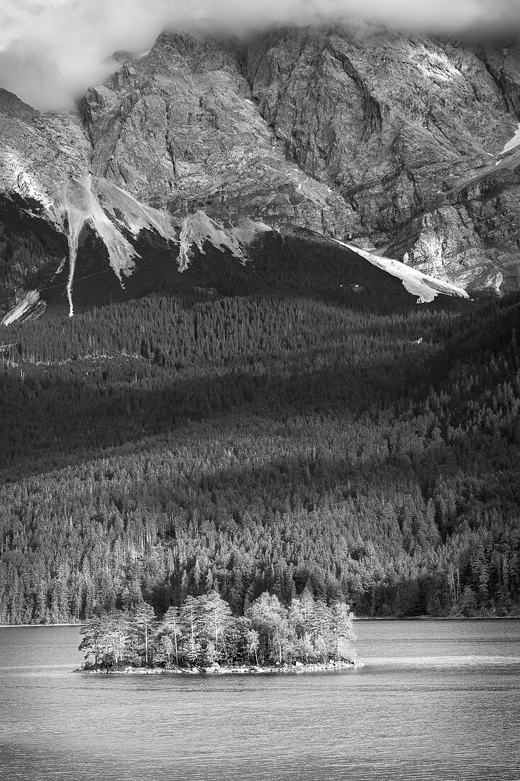 Blick auf die Ludwigsinsel im Eibsee, im Hintergrund das Zugspitzmassiv, Grainau, Oberbayern, Bayern, Deutschland, Europa