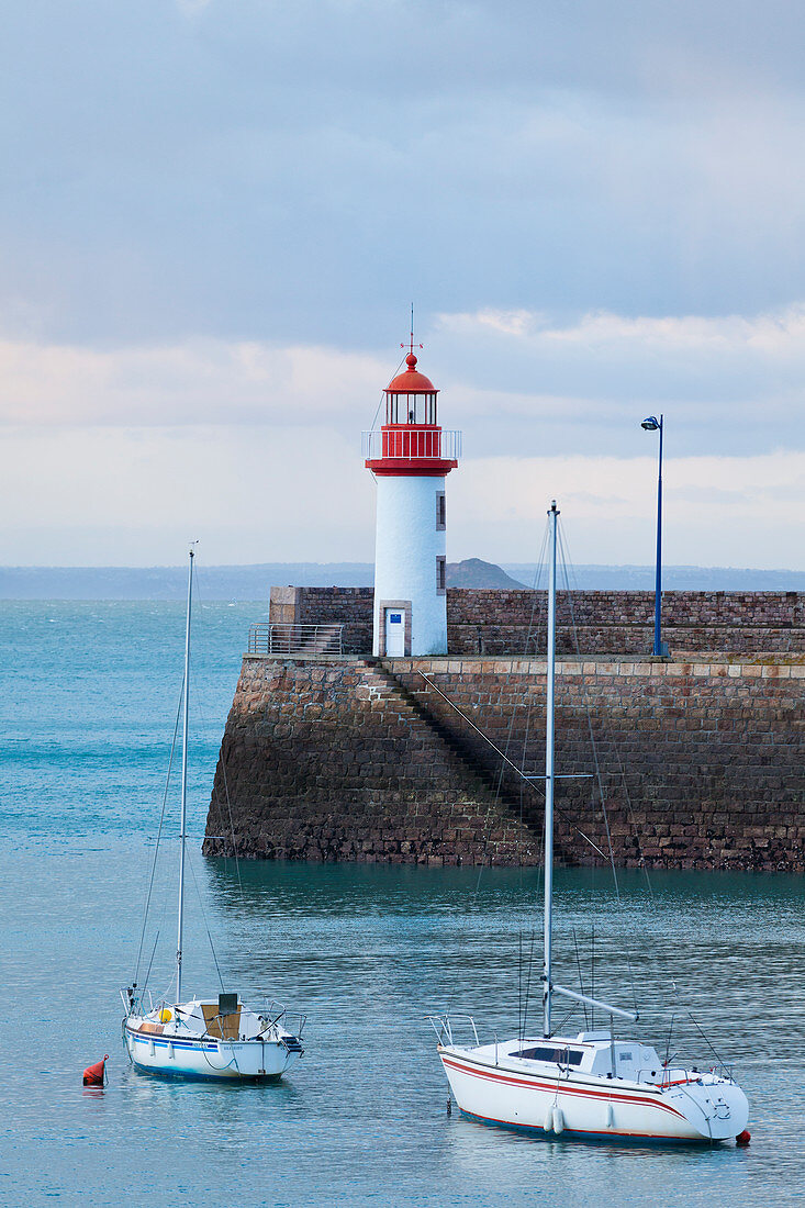 Morgenstimmung am Leuchtturm von Eruqy - Hafeneinfahrt mit Booten. Bretagne, Frankreich