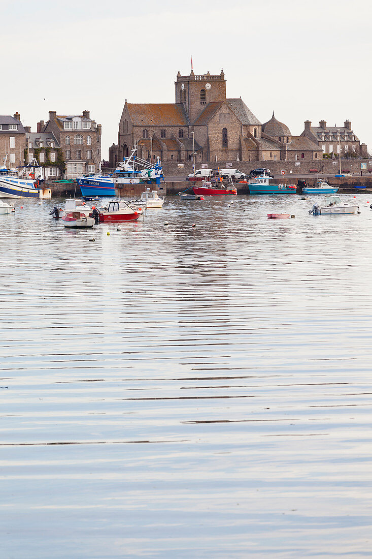 Morgenstimmung im Hafen von Barfleur, Normandie, Frankreich, Plus beaux villages de France (Die schönsten Dörfer Frankreichs)