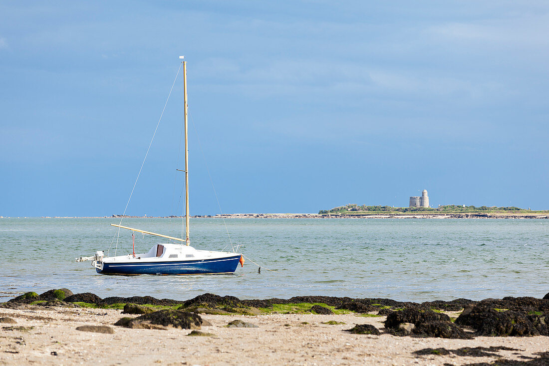 Segelboot bei Saint Vaast la Hougue, Cotentin Halbinsel, Normandie, Frankreich. Im Hintergrund die Insel Tatihou mit Vauban Turm.