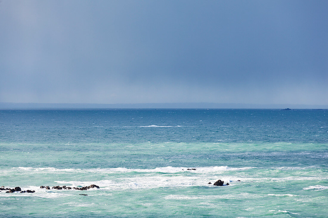 Das Meer zwischen Cap Frehel und Erquy bei Sturm. Côte Emeraude, Smaragd Küste, Bretagne, Frankreich