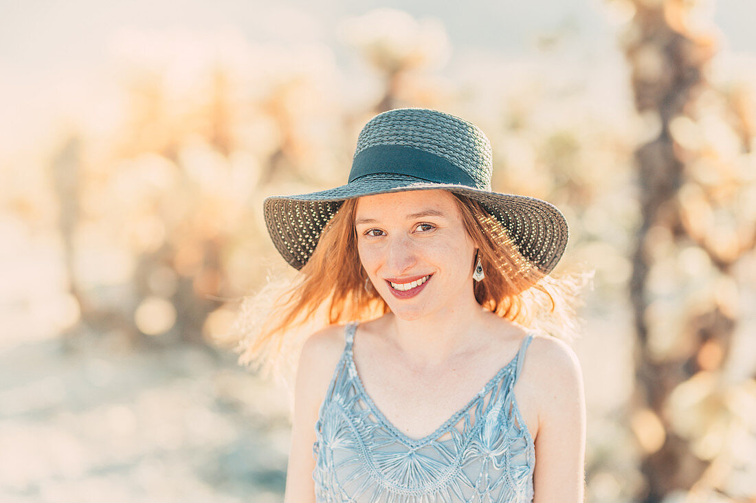 Frau mit Sonnenhut im Cholla Cactus Garden, Joshua Tree National Park, Kalifornien, USA, Nordamerika