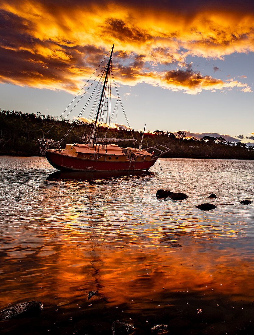 Sonnenuntergang Ebbe mit Yacht in Donelly, Tasmanien