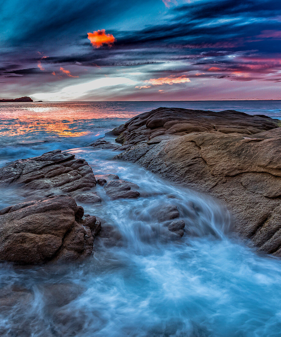 Sonnenuntergang an der verschlafenen Bucht im Freycinet-Nationalpark, Tasmanien