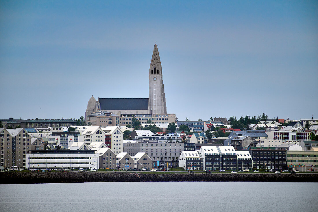 Hallgrimskirche in Reykjavíc von der Meerseite, Island