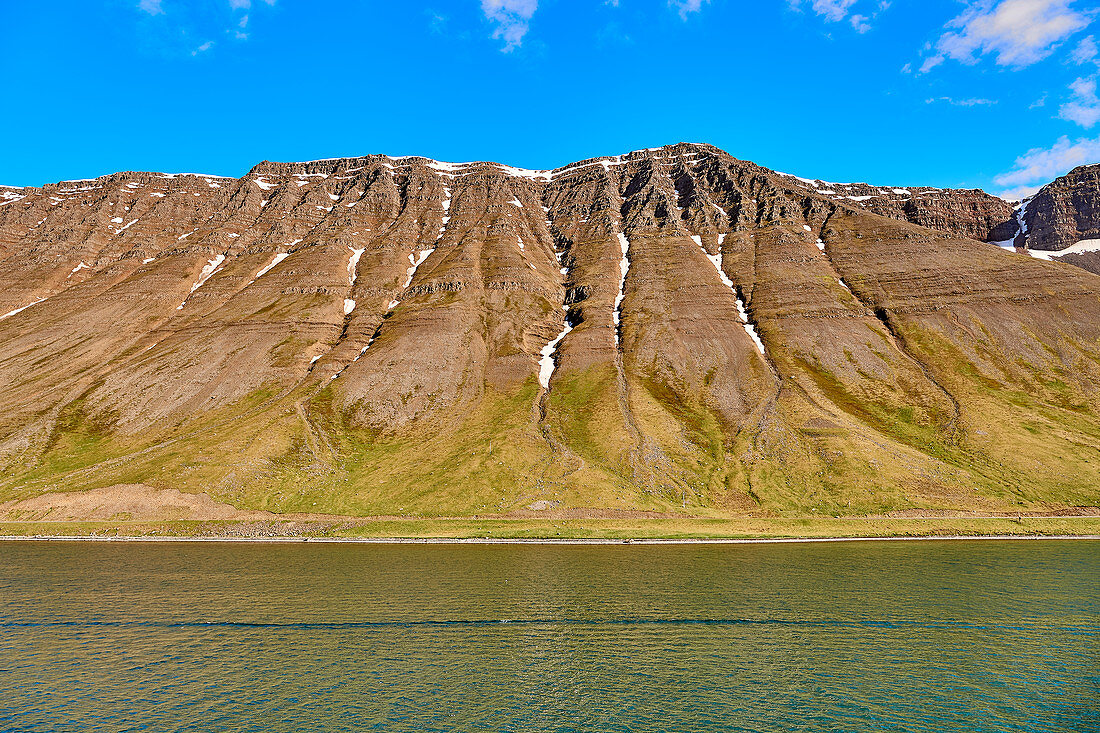 Blick vom Sund auf die Halbinsel Vestfirðir, Island