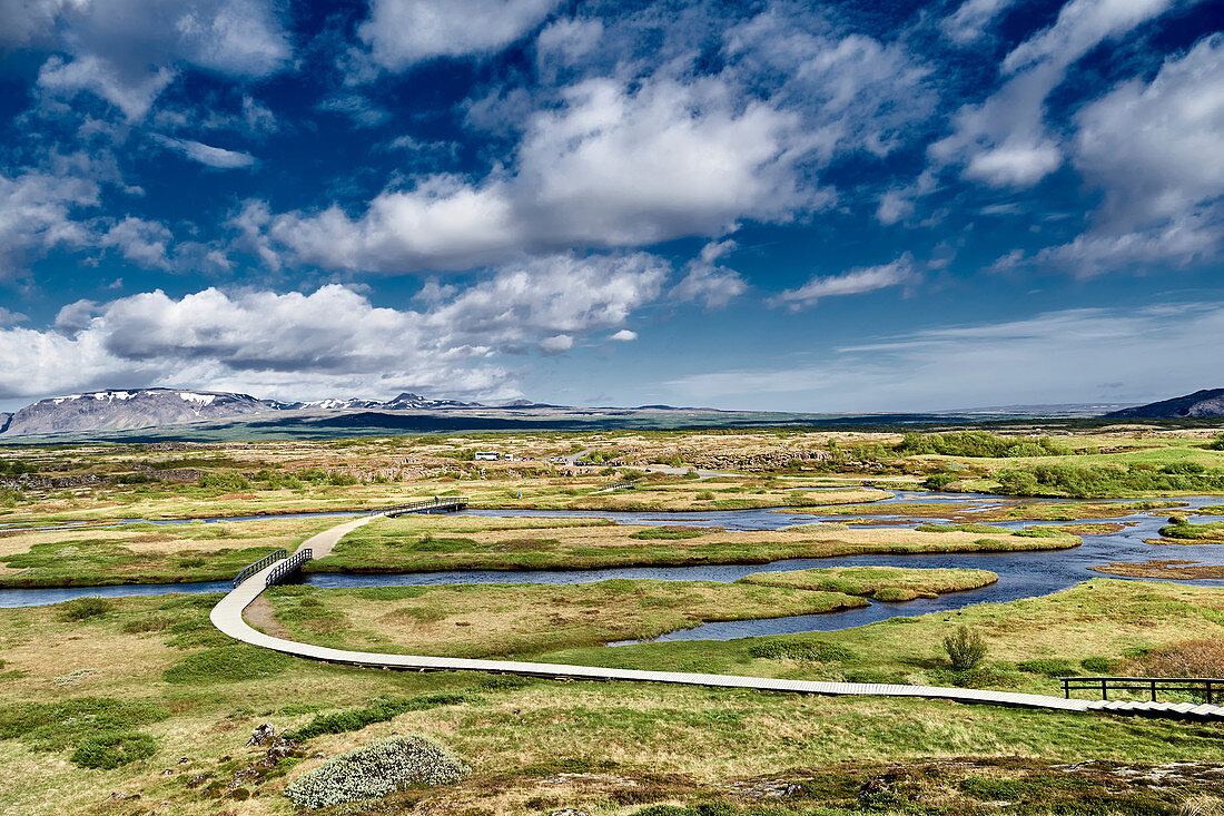 Blick auf das Lögberg-Gebiet mit vulkanischen Felsformationen, Island