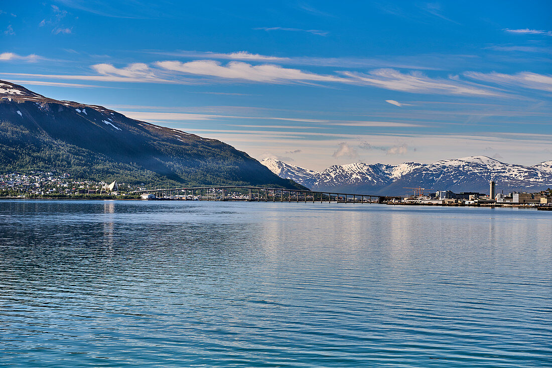 Blick auf Tromsø mit der Eismeerkathedrale, Norwegen, Europa