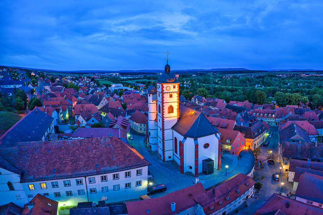 Blick auf die Pfarrkirche St. Augustinus in Dettelbach zur Blauen Stunde, Kitzingen, Unterfranken, Franken, Bayern, Deutschland, Europa