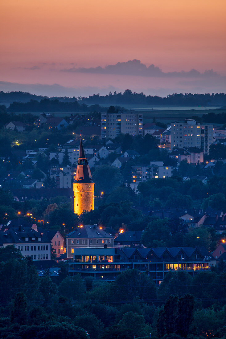 Blick auf den Falterturm in Kitzingen zur Blauen Stunde, Unterfranken, Franken, Bayern, Deutschland, Europa
