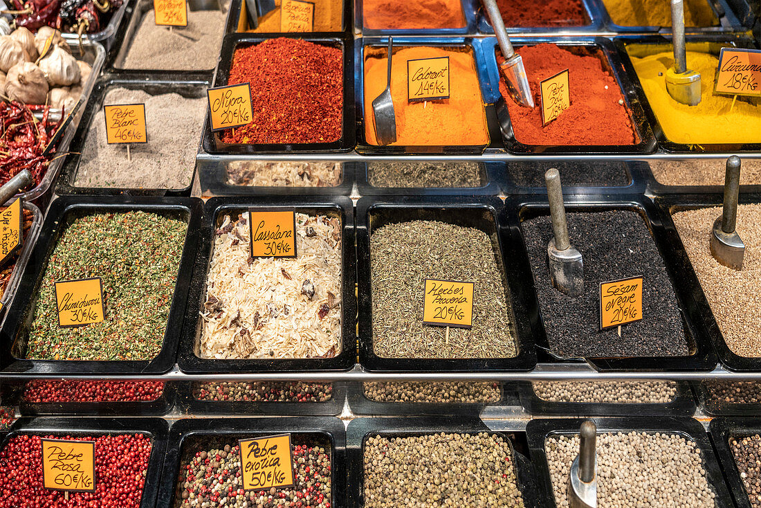 Spain, Barcelona, La Boqueria market hall, spices