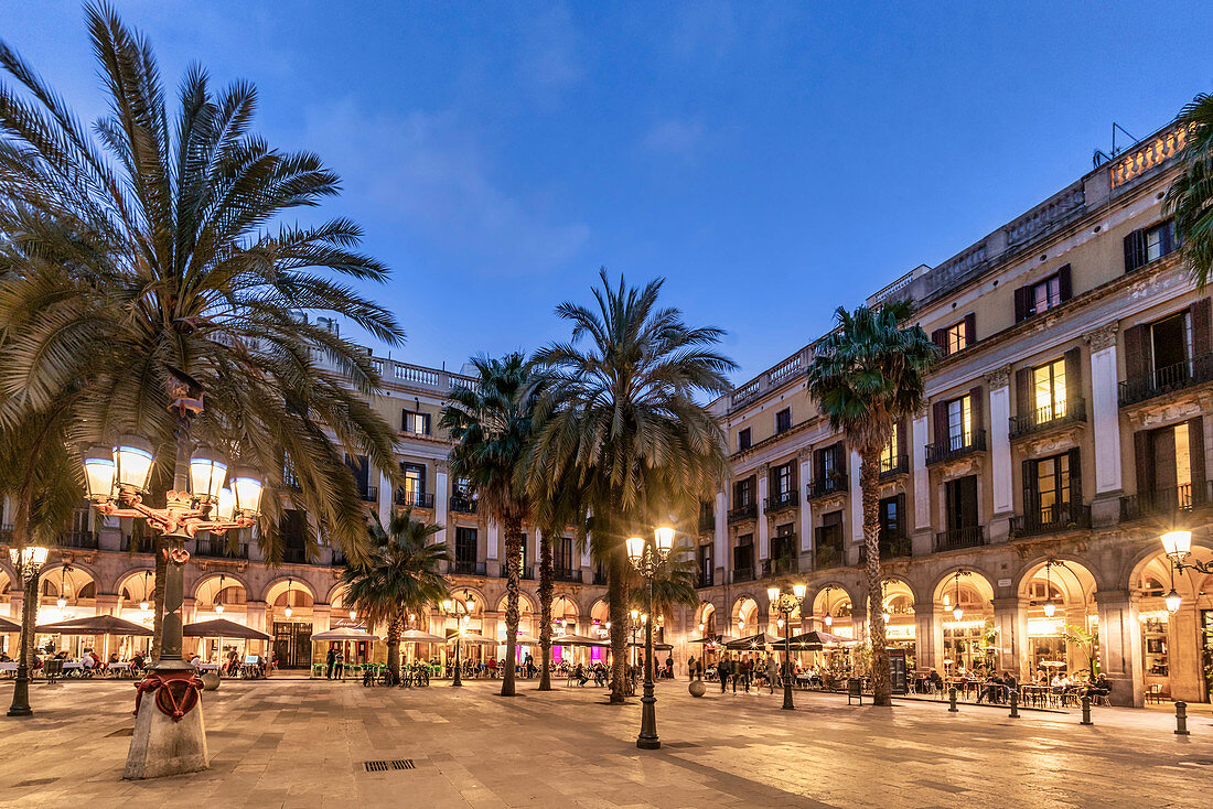 Plaza Real, Plca Reial, cafes and restaurants in the evening, Barcelona, Spain