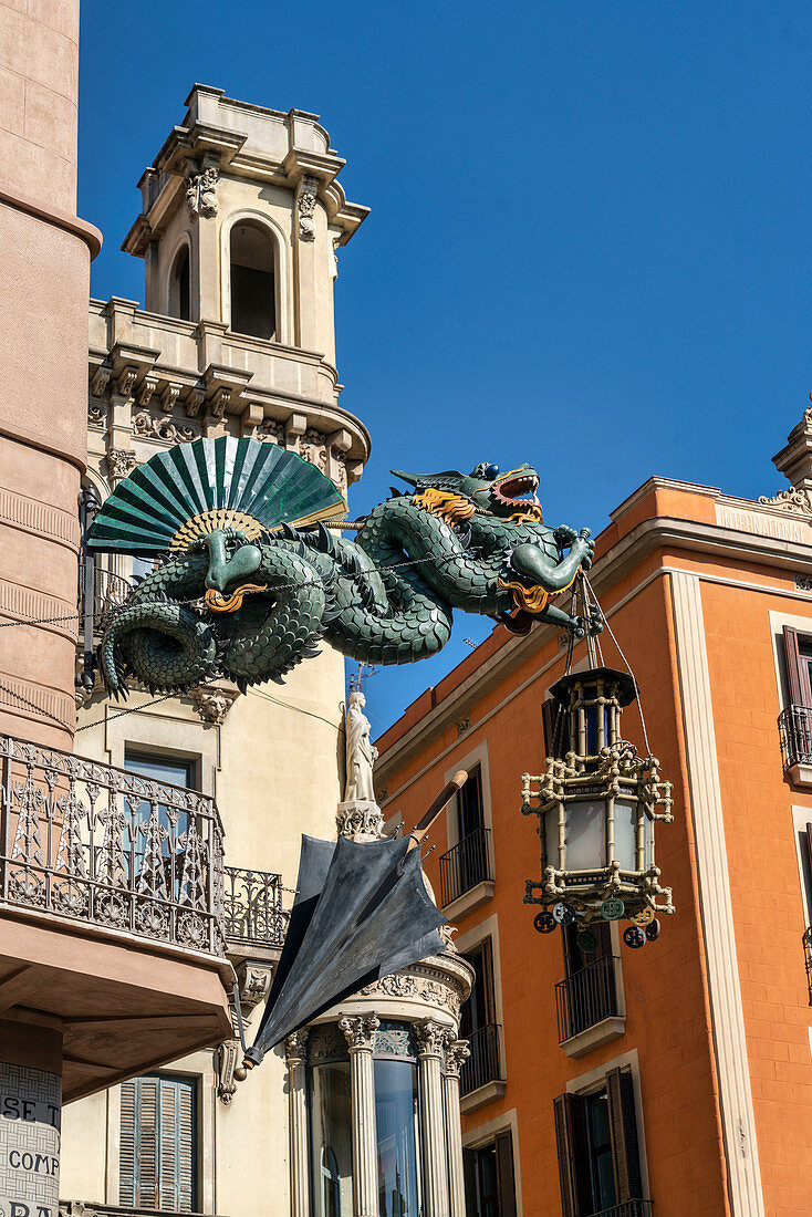 Chinesischer Drachen, Bruno Quadras Gebäude, Las Ramblas, Barcelona, Spanien
