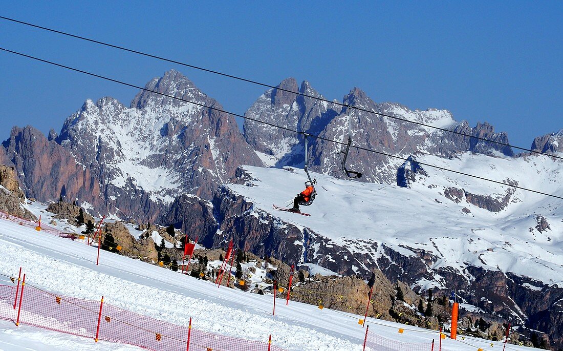 Skifahren über Wolkenstein mit Geislergruppe im Hintergrund, Grödnertal, Dolomiten, Südtirol, Italien