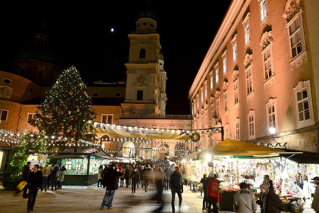 Christmas market at the cathedral, evening, night, lights, Christmas stalls, people, Christmas tree, Salzburg in winter, Austria