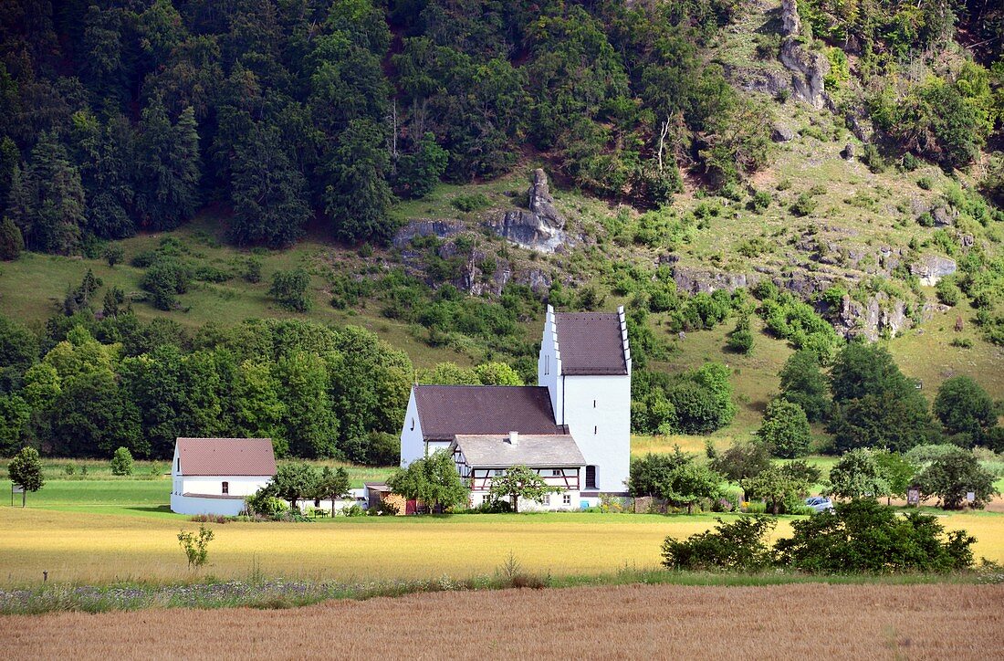 Kirche bei Böhming bei Kipfenberg im Altmühltal, Felder, Felsen, Wiese, Oberbayern, Bayern, Deutschland