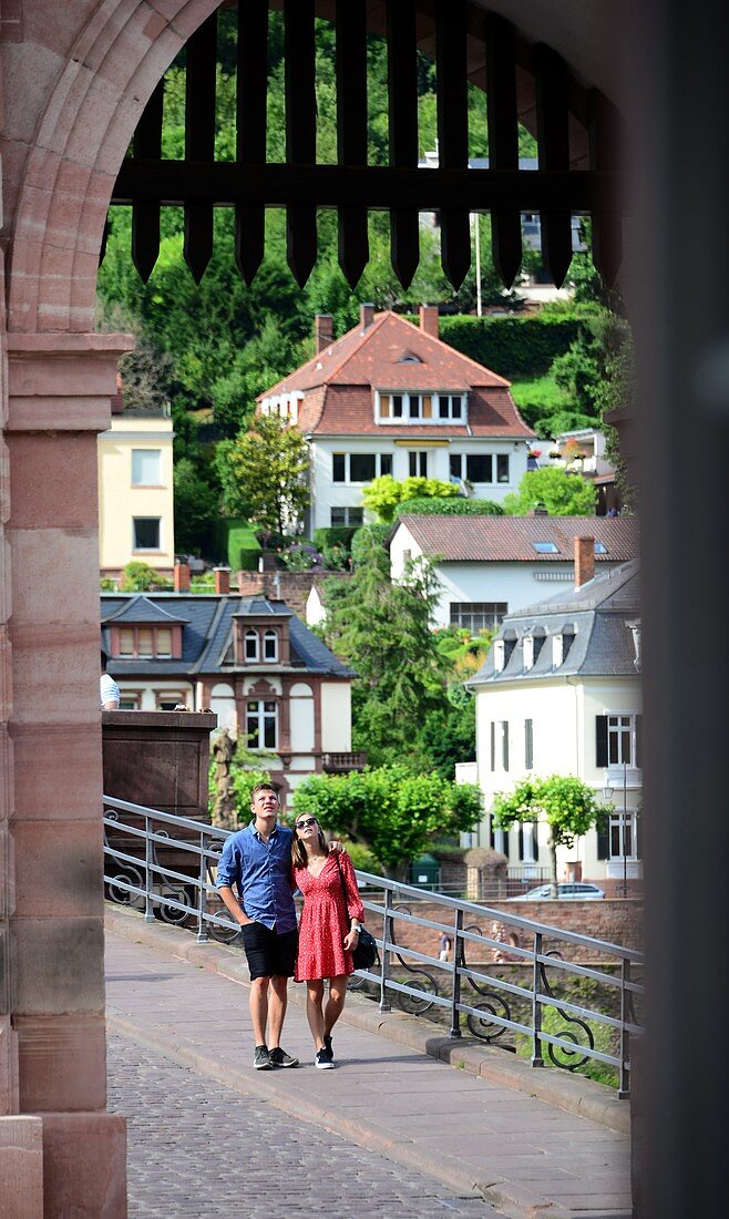 2 tourists, people, at the Brückentor, bridge, Heidelberg am Neckar, Baden-Württemberg, Germany