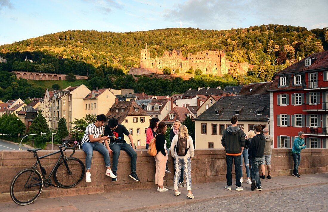 Auf der alten Brücke, Burg, Touristen, Menschengruppe, Studenten, Sonnenuntergang, Heidelberg am Neckar, Baden-Württemberg, Deutschland