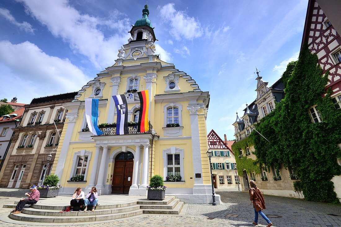 Rathausplatz mit Rathaus, Fahnen, Kulmbach, Oberfranken, Bayern, Deutschland