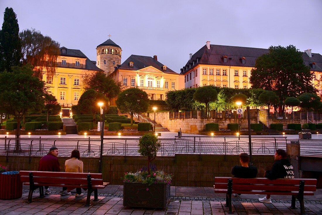 Blick abends von der Opernstraße, in der Altstadt von Bayreuth, Oberfranken, Bayern, Deutschland