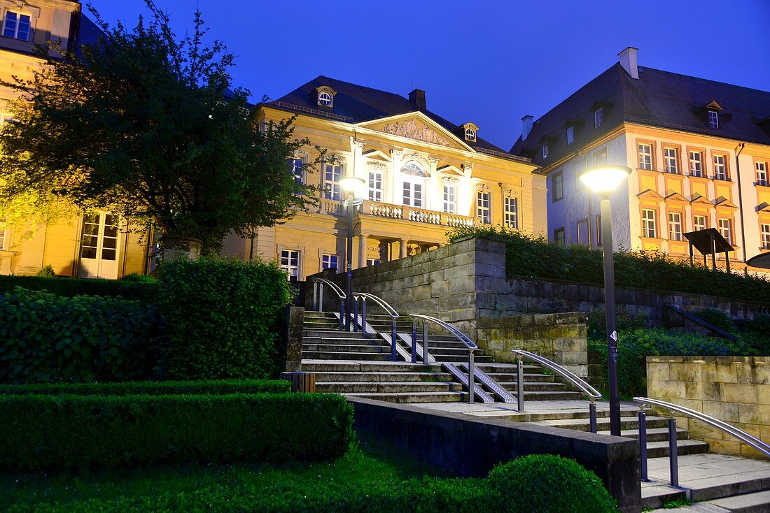 Blick abends von der Opernstraße, Altstadt von Bayreuth, Lichter, Treppe, Oberfranken, Bayern, Deutschland